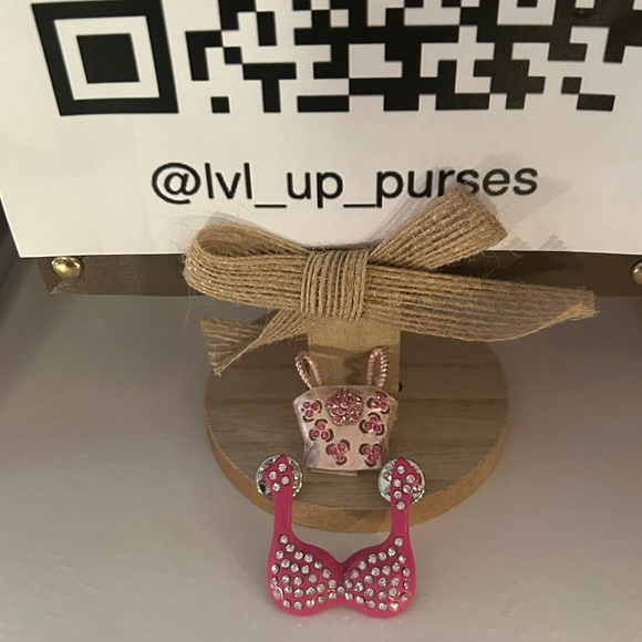 Brooches, NWT. - Picture 1 of 3